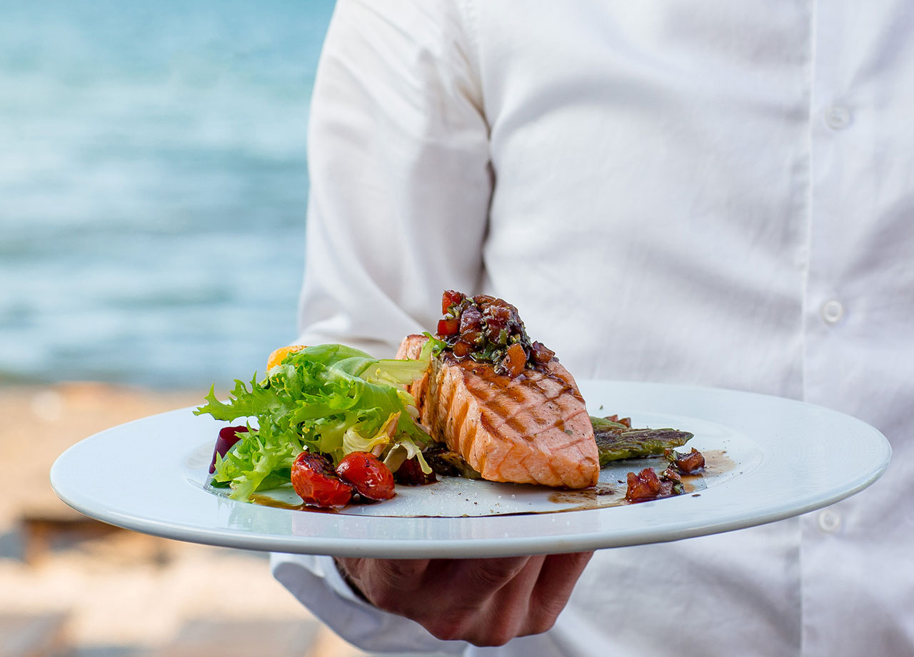 Cosa mangiano gli italiani al ristorante in estate? Il pesce &egrave; il re della tavola